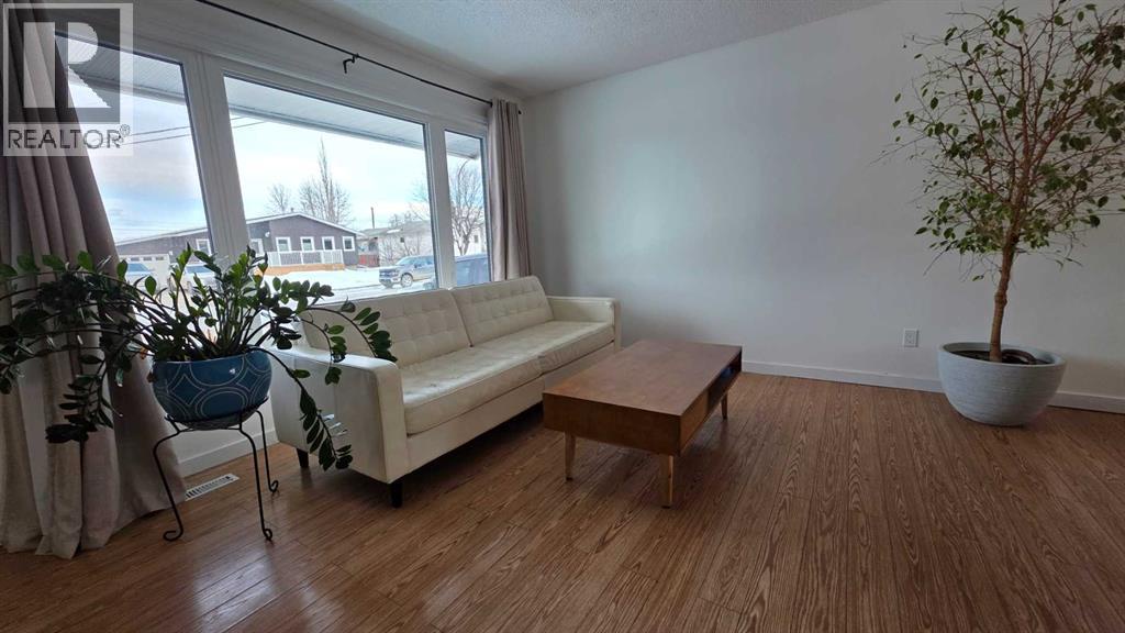 525 4 Avenue, Fox Creek, Alberta