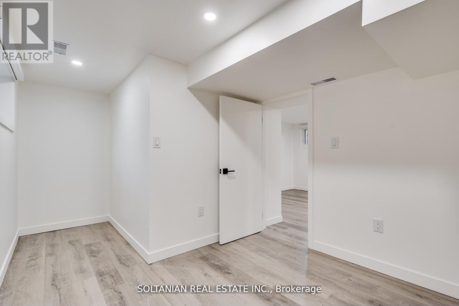 35 Cheshire Drive, Toronto (princess-rosethorn), Ontario