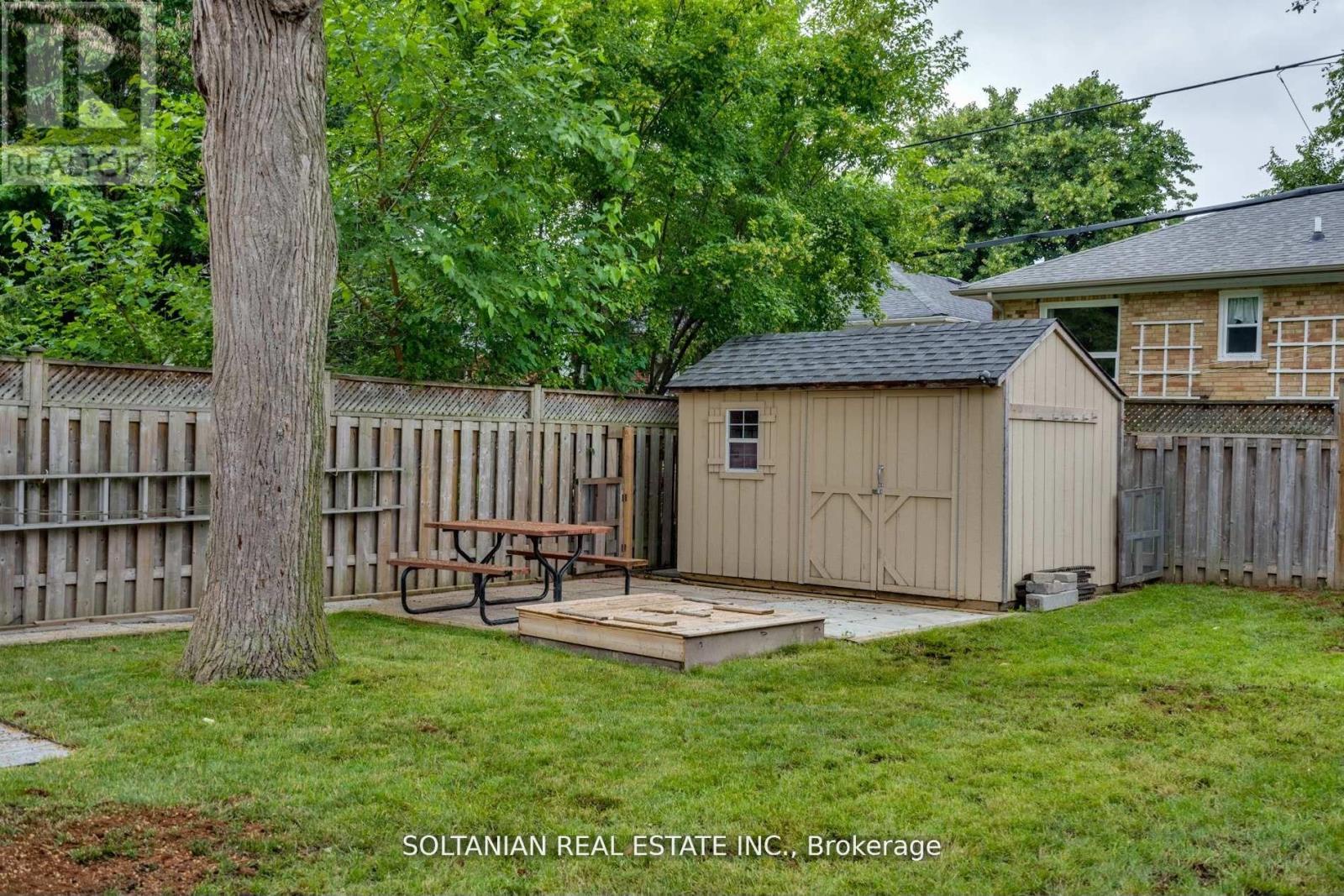 35 Cheshire Drive, Toronto (princess-rosethorn), Ontario