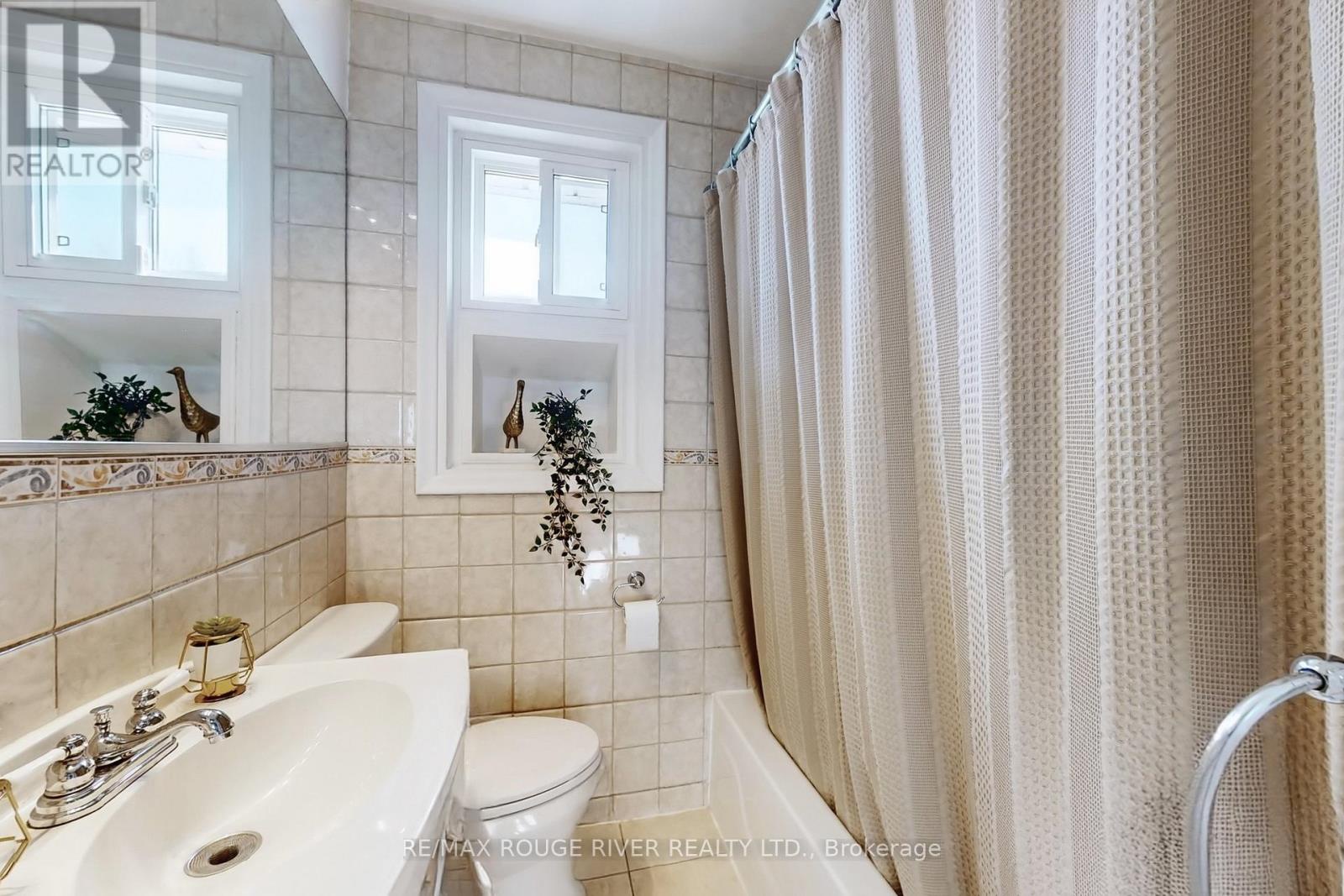 116 Lord Roberts Drive, Toronto (eglinton East), Ontario