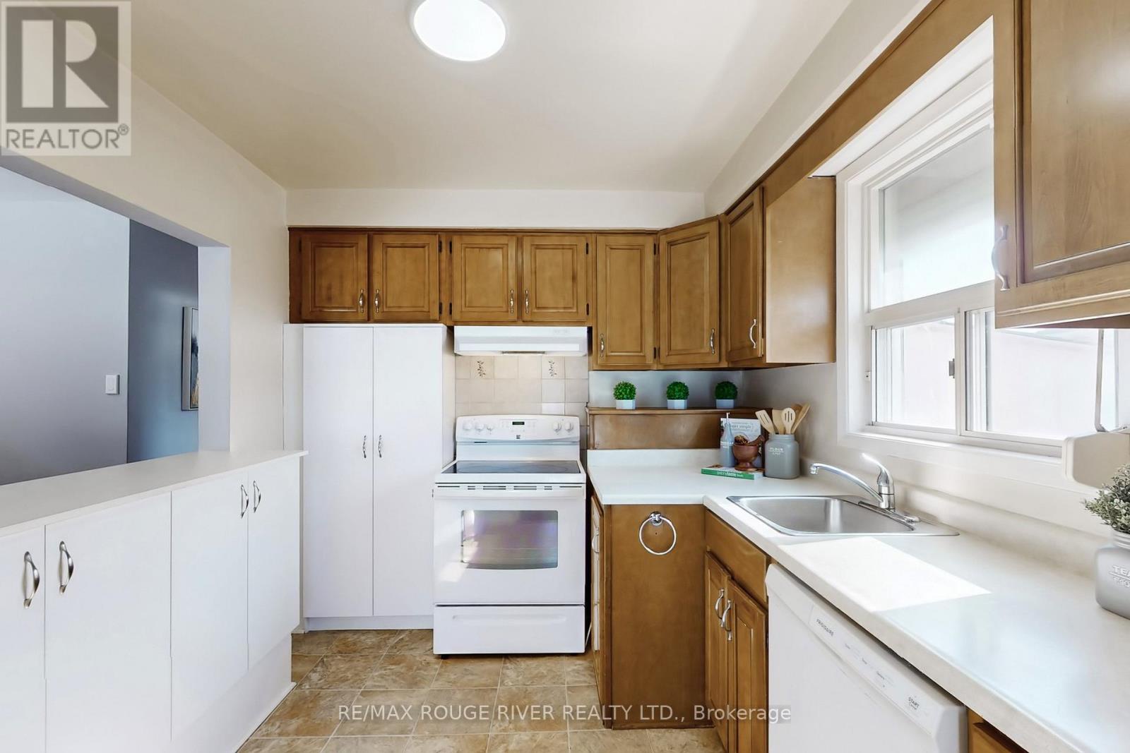 116 Lord Roberts Drive, Toronto (eglinton East), Ontario