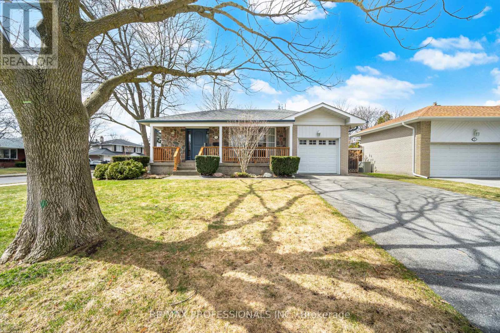 2 Thicket Road, Toronto (markland Wood), Ontario