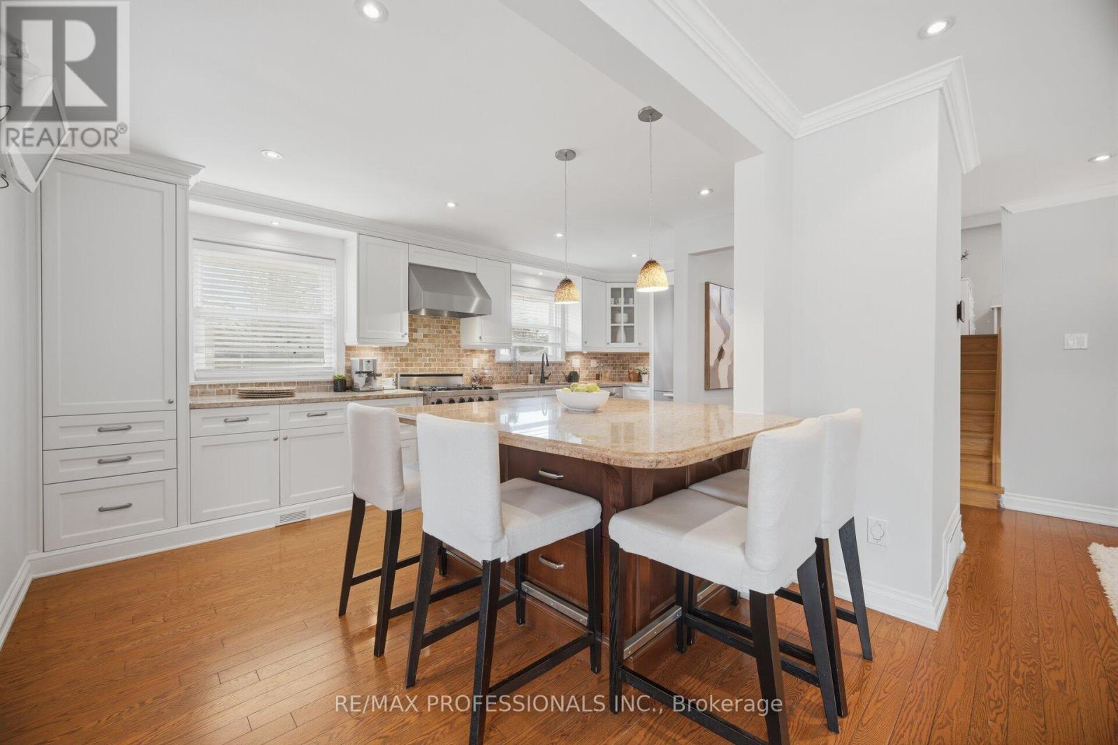 2 Thicket Road, Toronto (markland Wood), Ontario