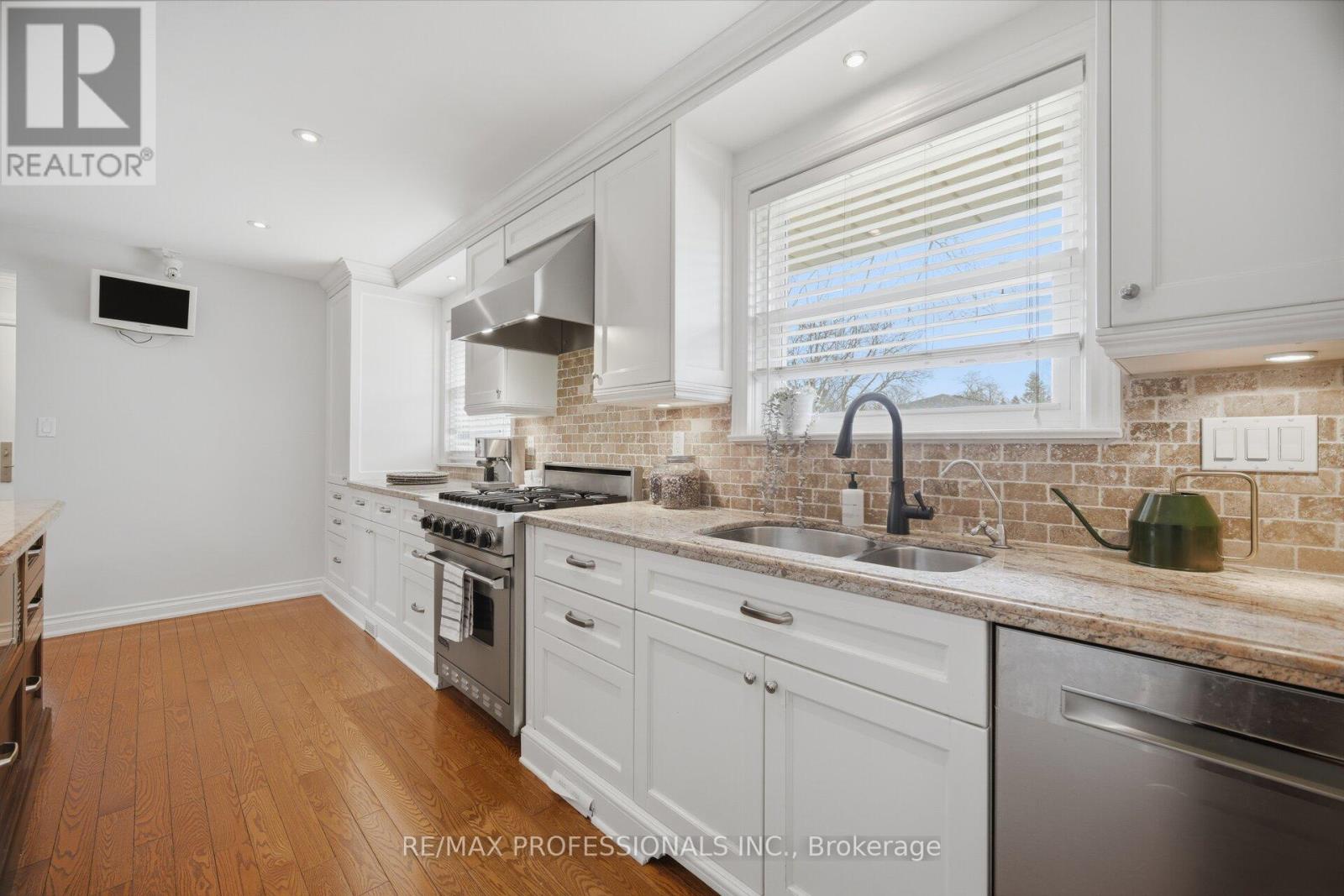 2 Thicket Road, Toronto (markland Wood), Ontario