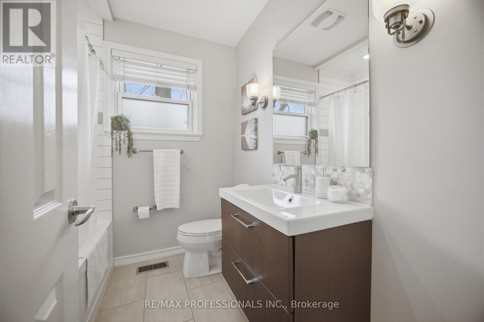 2 Thicket Road, Toronto (markland Wood), Ontario