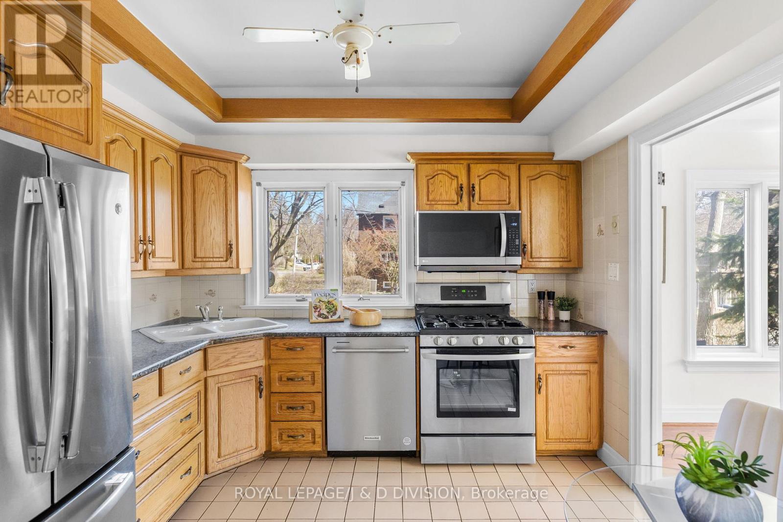 77 Chaplin Crescent, Toronto (yonge-eglinton), Ontario