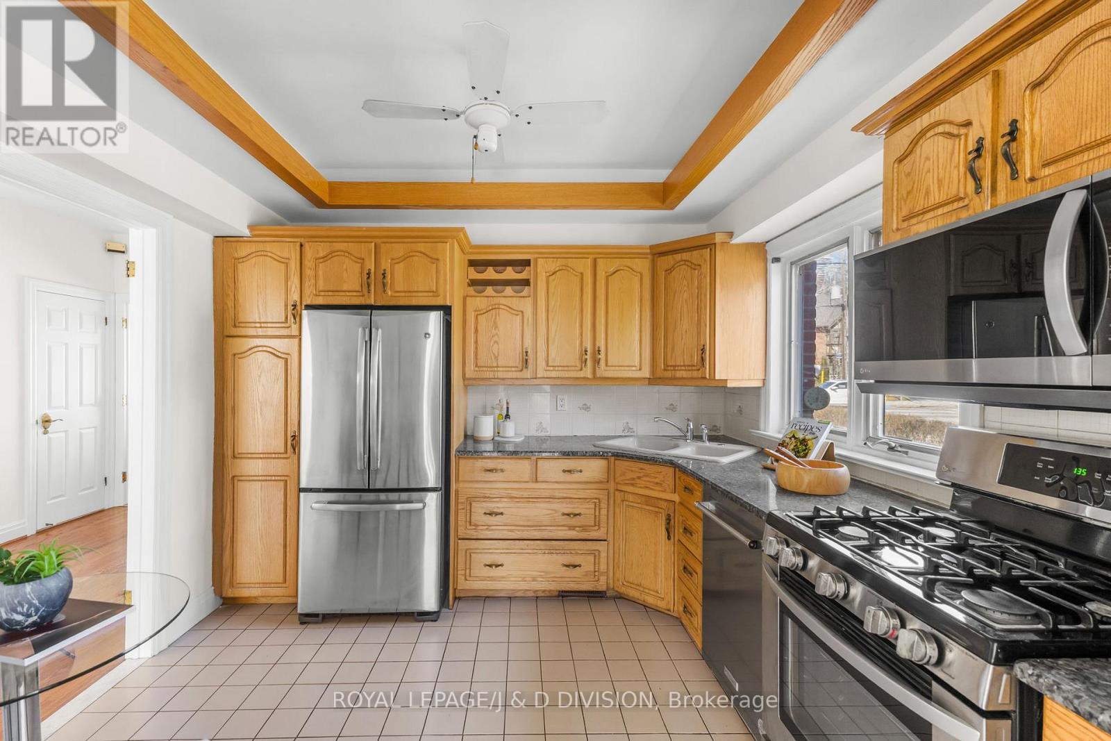 77 Chaplin Crescent, Toronto (yonge-eglinton), Ontario