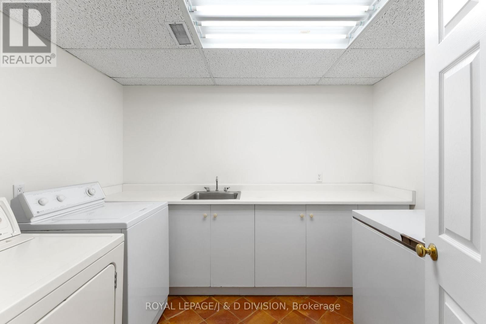 77 Chaplin Crescent, Toronto (yonge-eglinton), Ontario