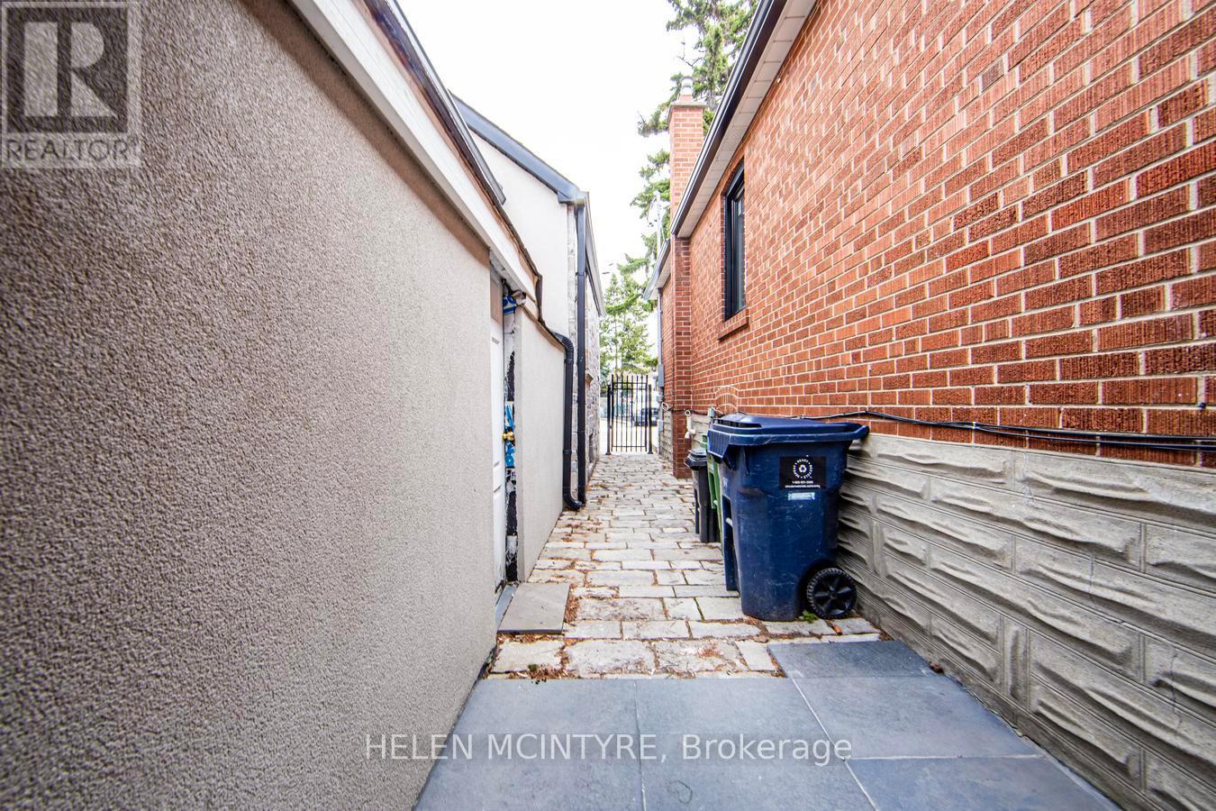 2 Birch Tree Crescent, Toronto (mount Dennis), Ontario