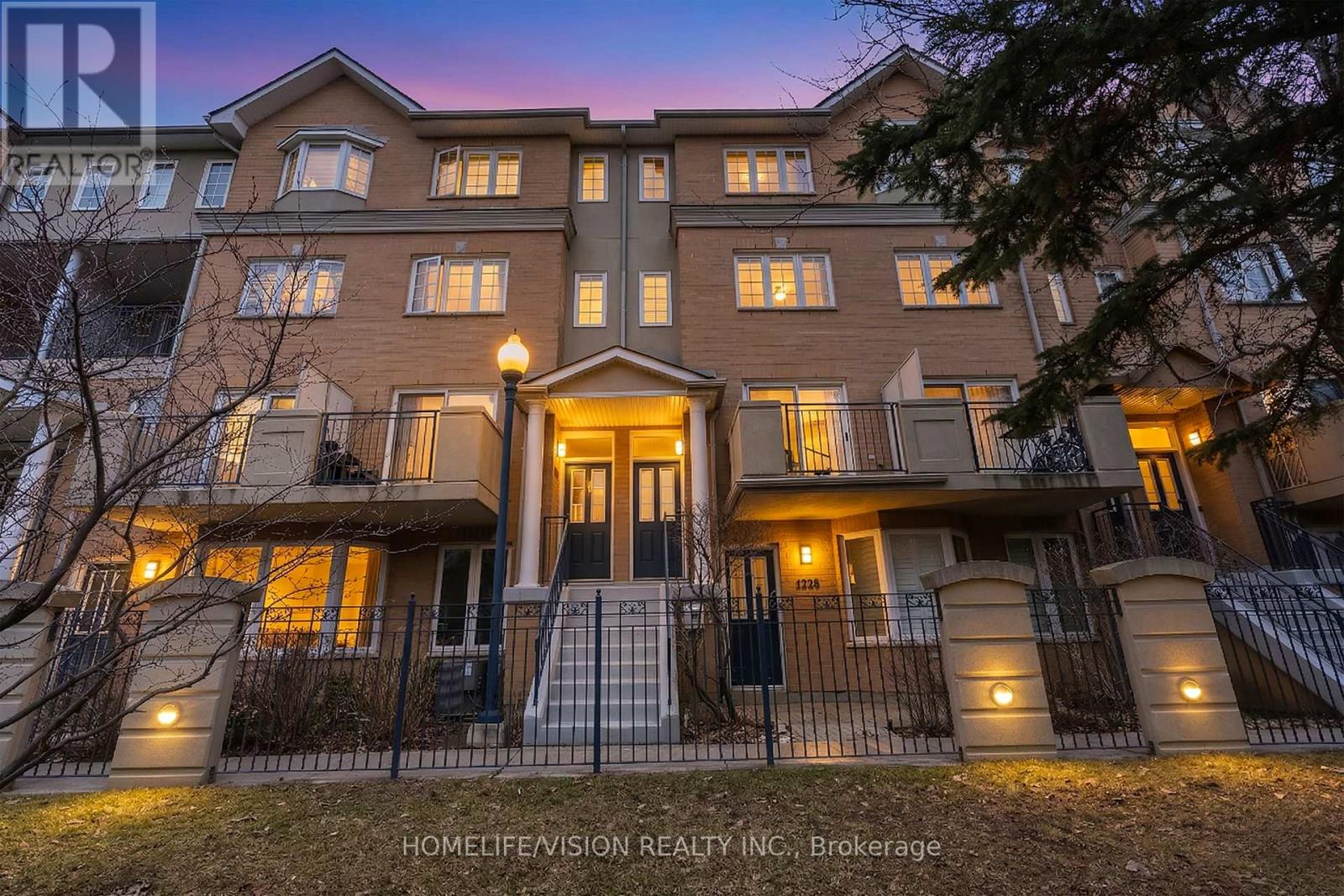 1229 - 28 Sommerset Way, Toronto (willowdale East), Ontario