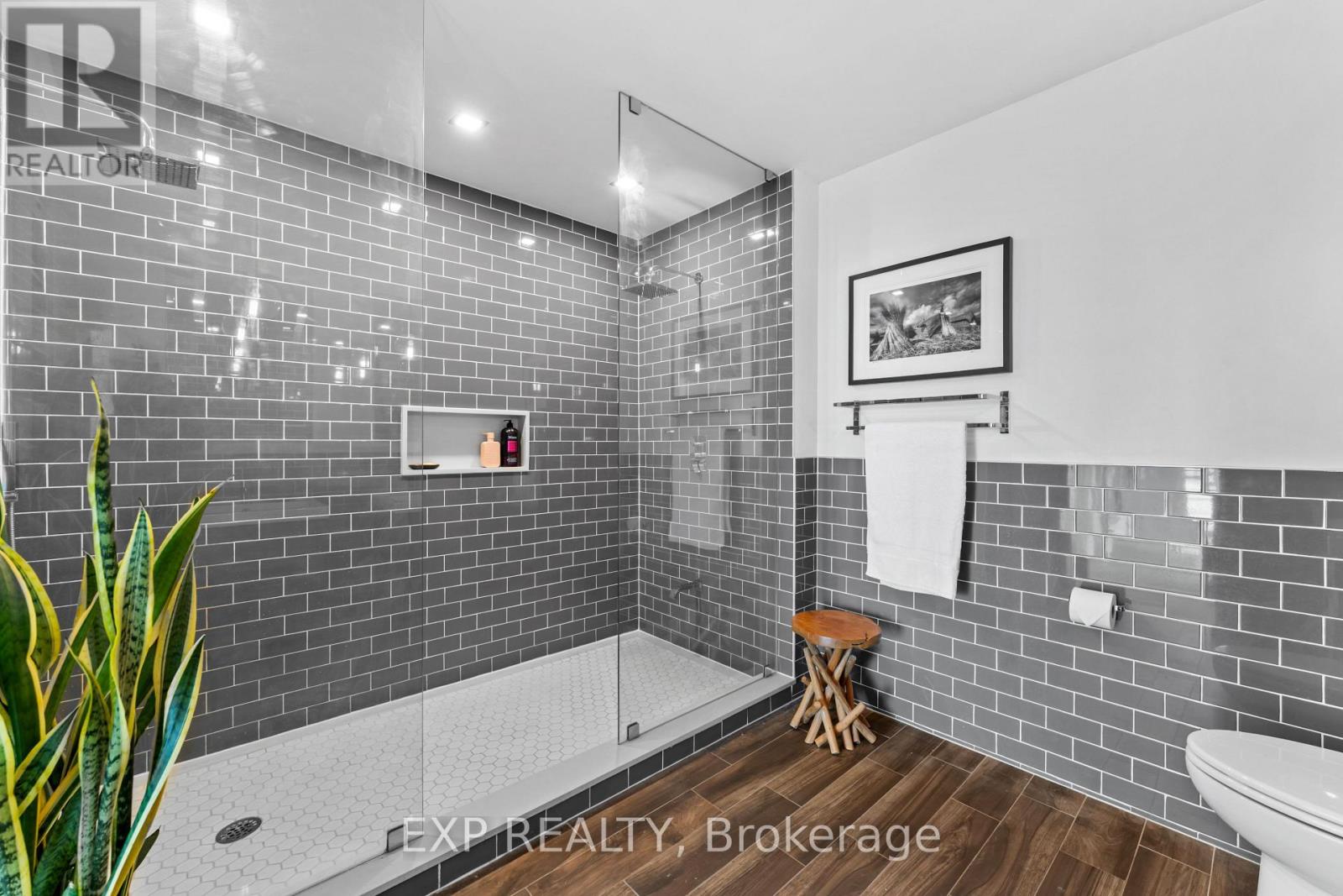 828 - 250 Manitoba Street, Toronto (mimico), Ontario