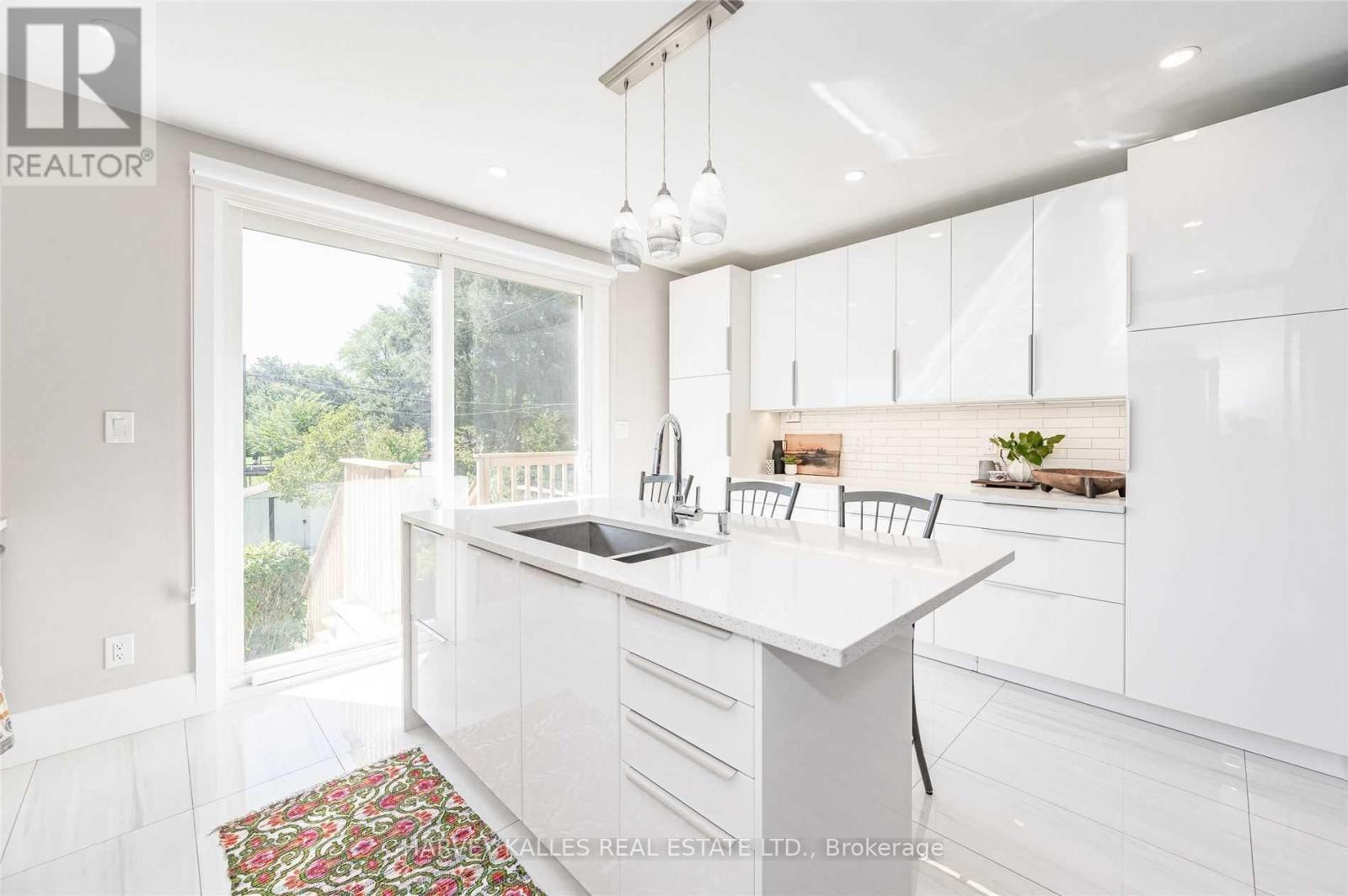 26 Leyton Avenue, Toronto (oakridge), Ontario