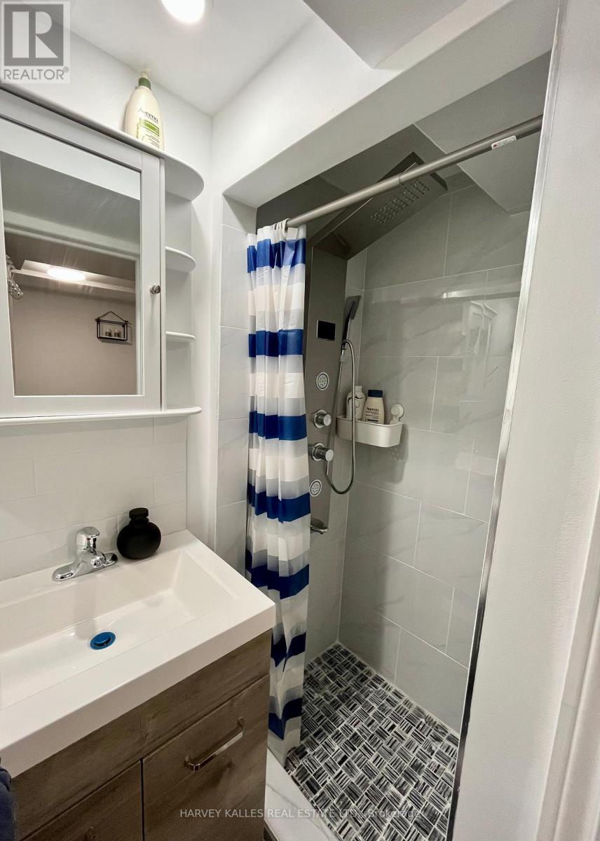 26 Leyton Avenue, Toronto (oakridge), Ontario