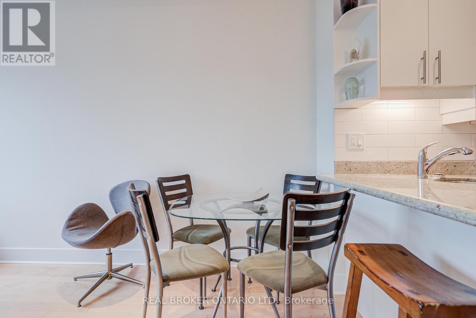 406 - 562 Eglinton Avenue E, Toronto (mount Pleasant East), Ontario