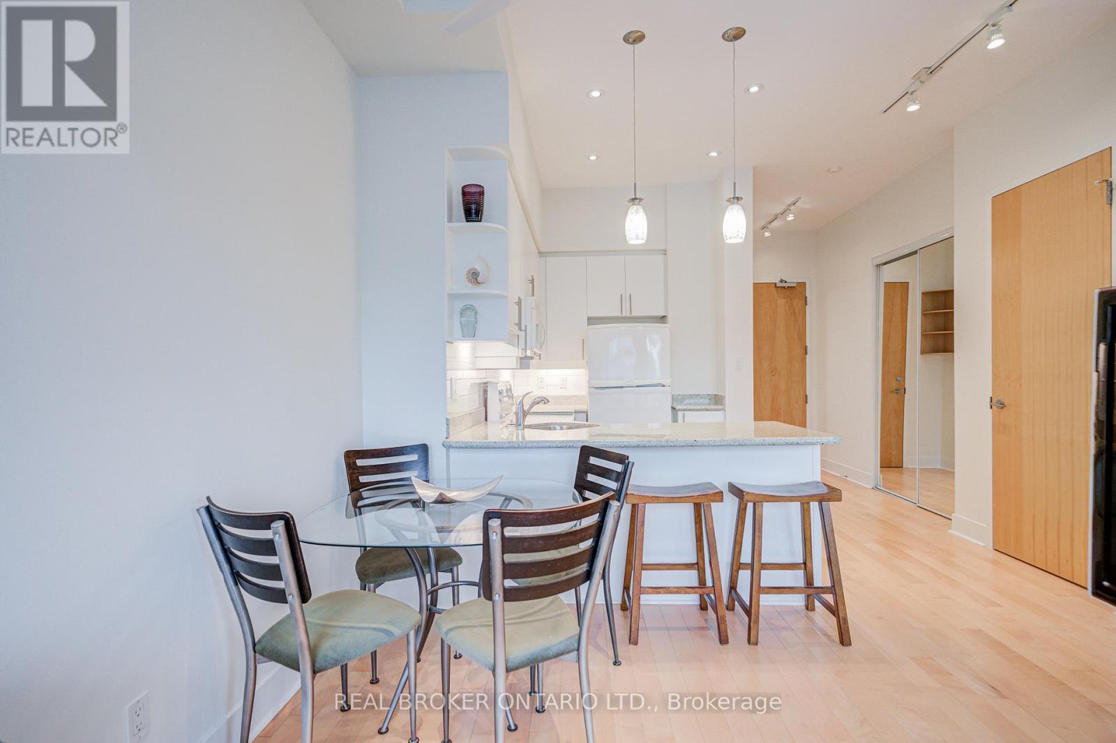 406 - 562 Eglinton Avenue E, Toronto (mount Pleasant East), Ontario