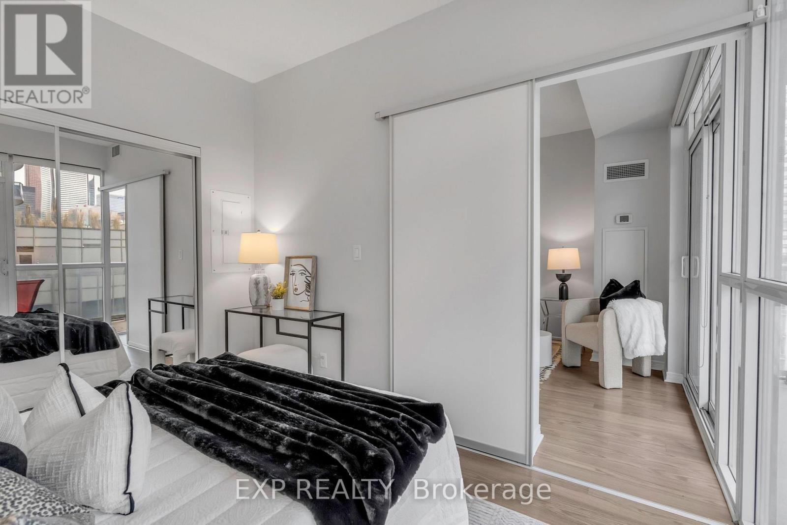 2021 - 352 Front Street W, Toronto (waterfront Communities), Ontario