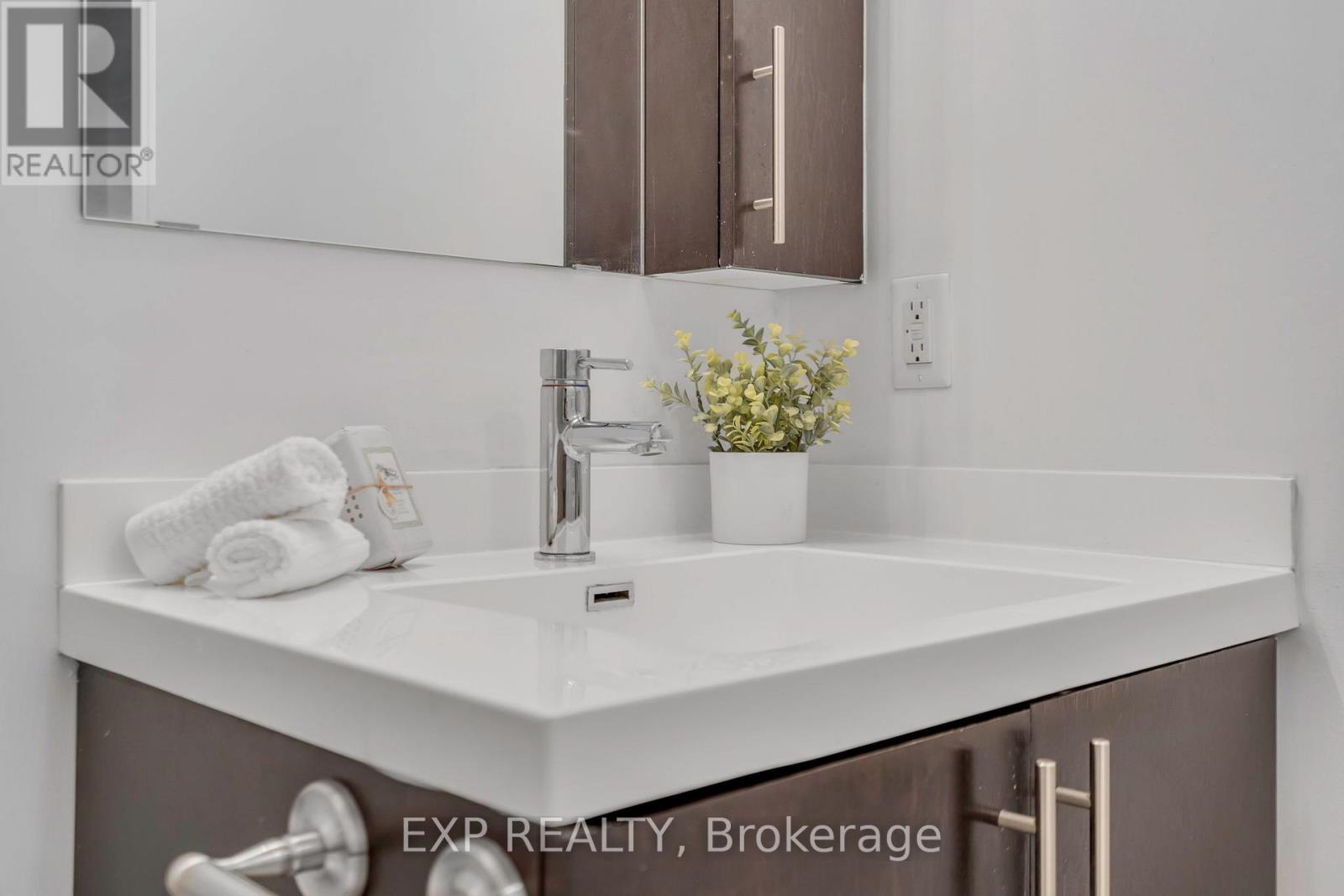 2021 - 352 Front Street W, Toronto (waterfront Communities), Ontario