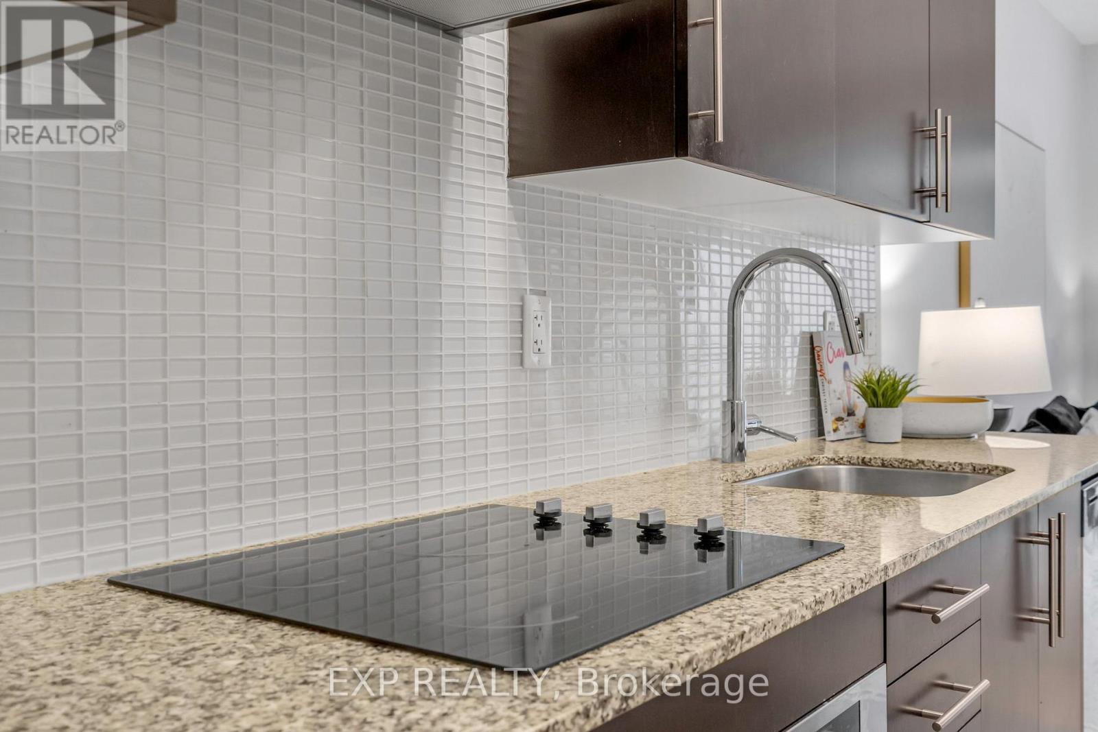 2021 - 352 Front Street W, Toronto (waterfront Communities), Ontario