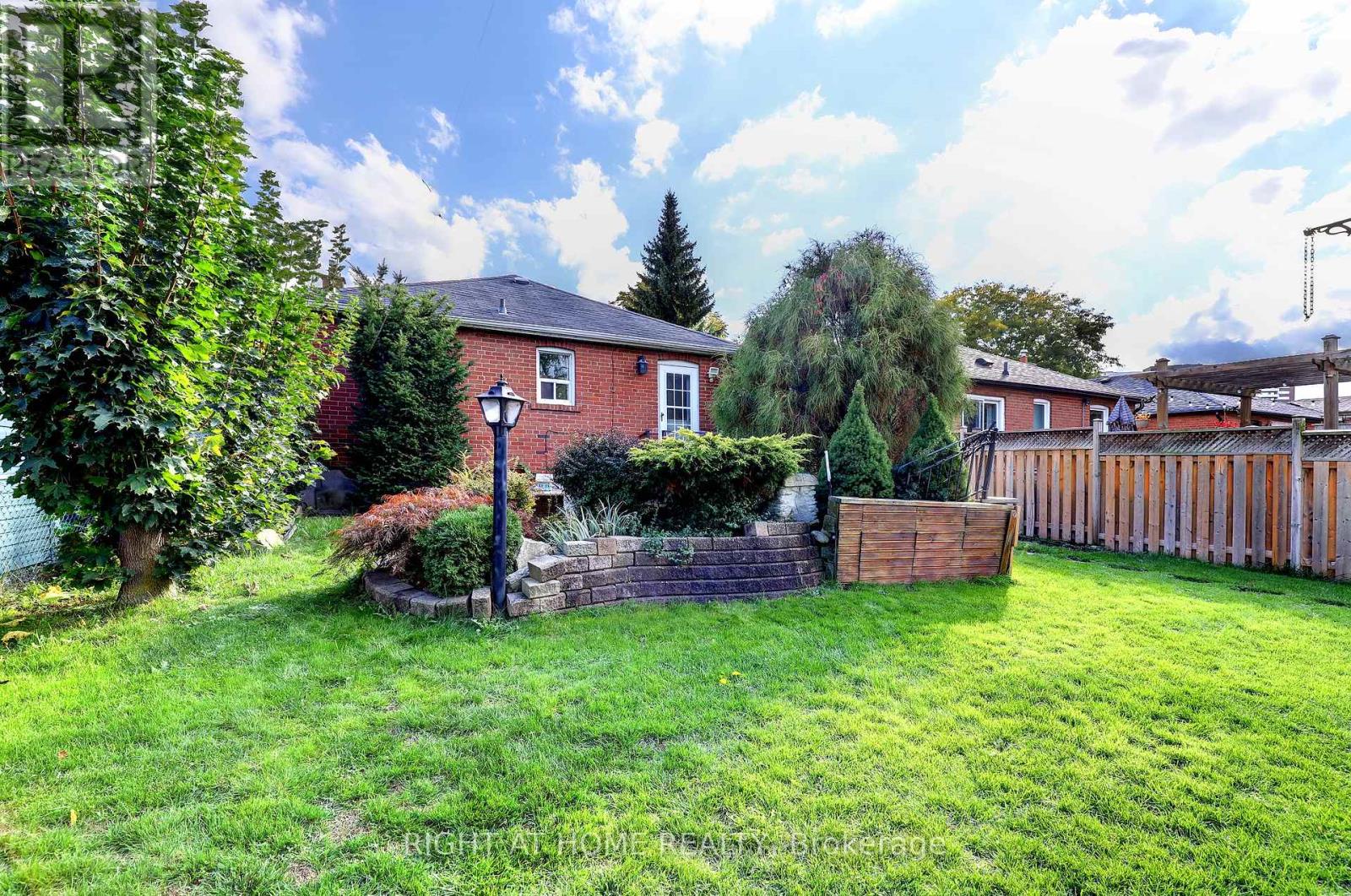 56 Cynthia Road, Toronto (rockcliffe-smythe), Ontario