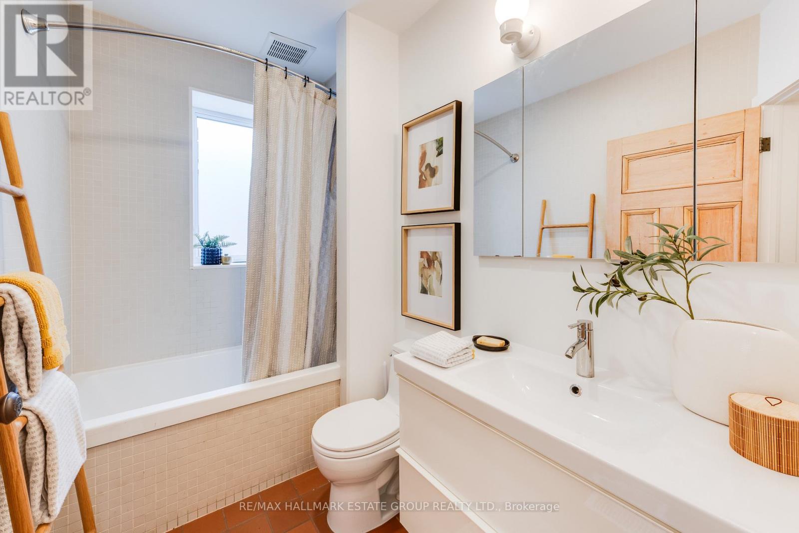 4 Adrian Avenue, Toronto (weston-pellam Park), Ontario