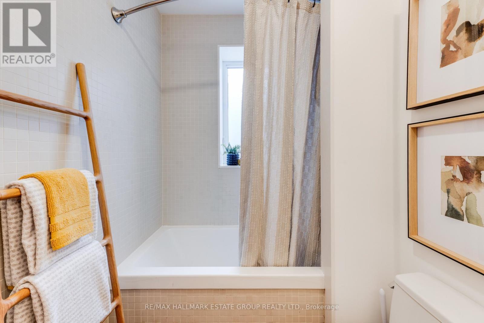 4 Adrian Avenue, Toronto (weston-pellam Park), Ontario