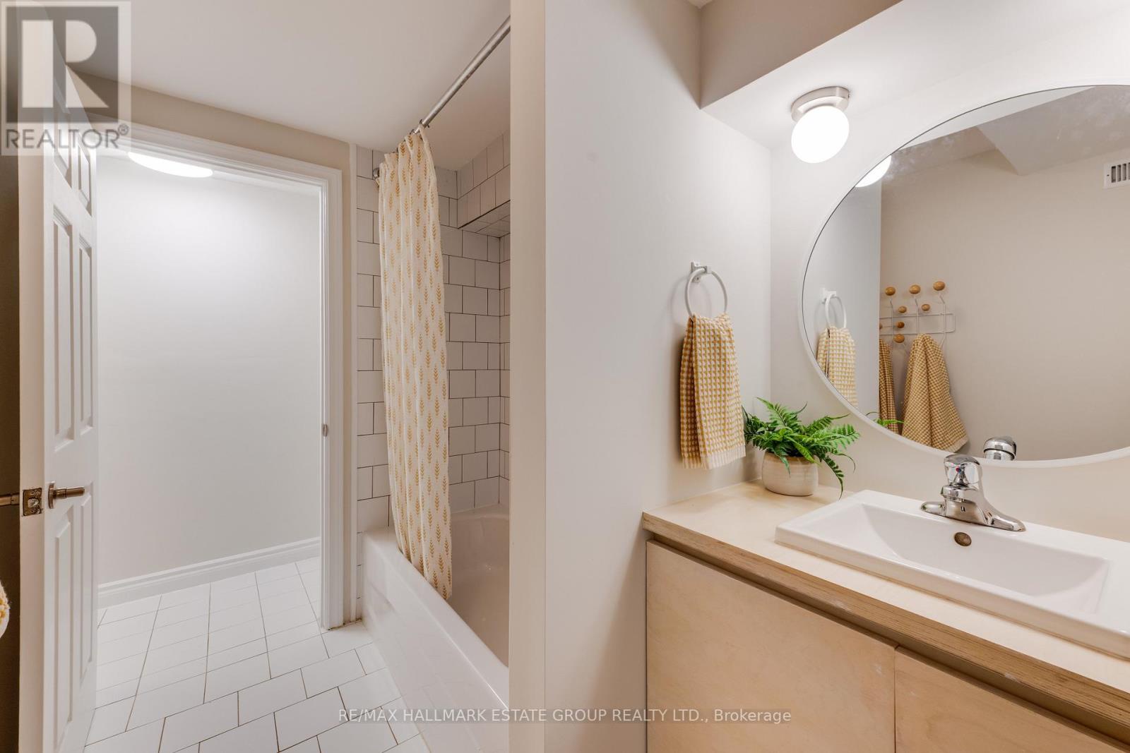 4 Adrian Avenue, Toronto (weston-pellam Park), Ontario