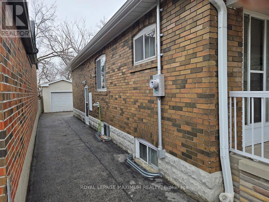 26 Landour Avenue, Toronto (keelesdale-eglinton West), Ontario
