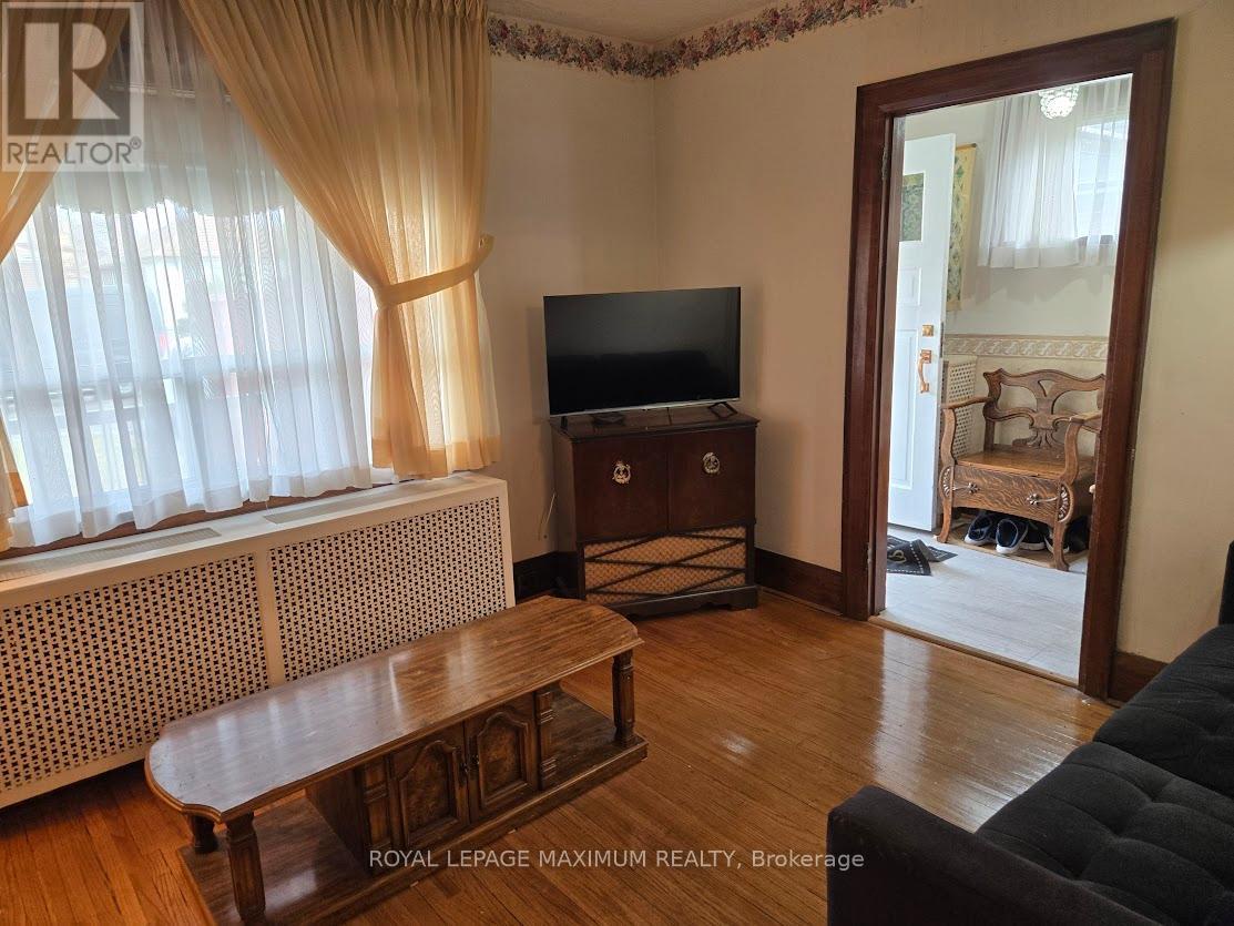 26 Landour Avenue, Toronto (keelesdale-eglinton West), Ontario