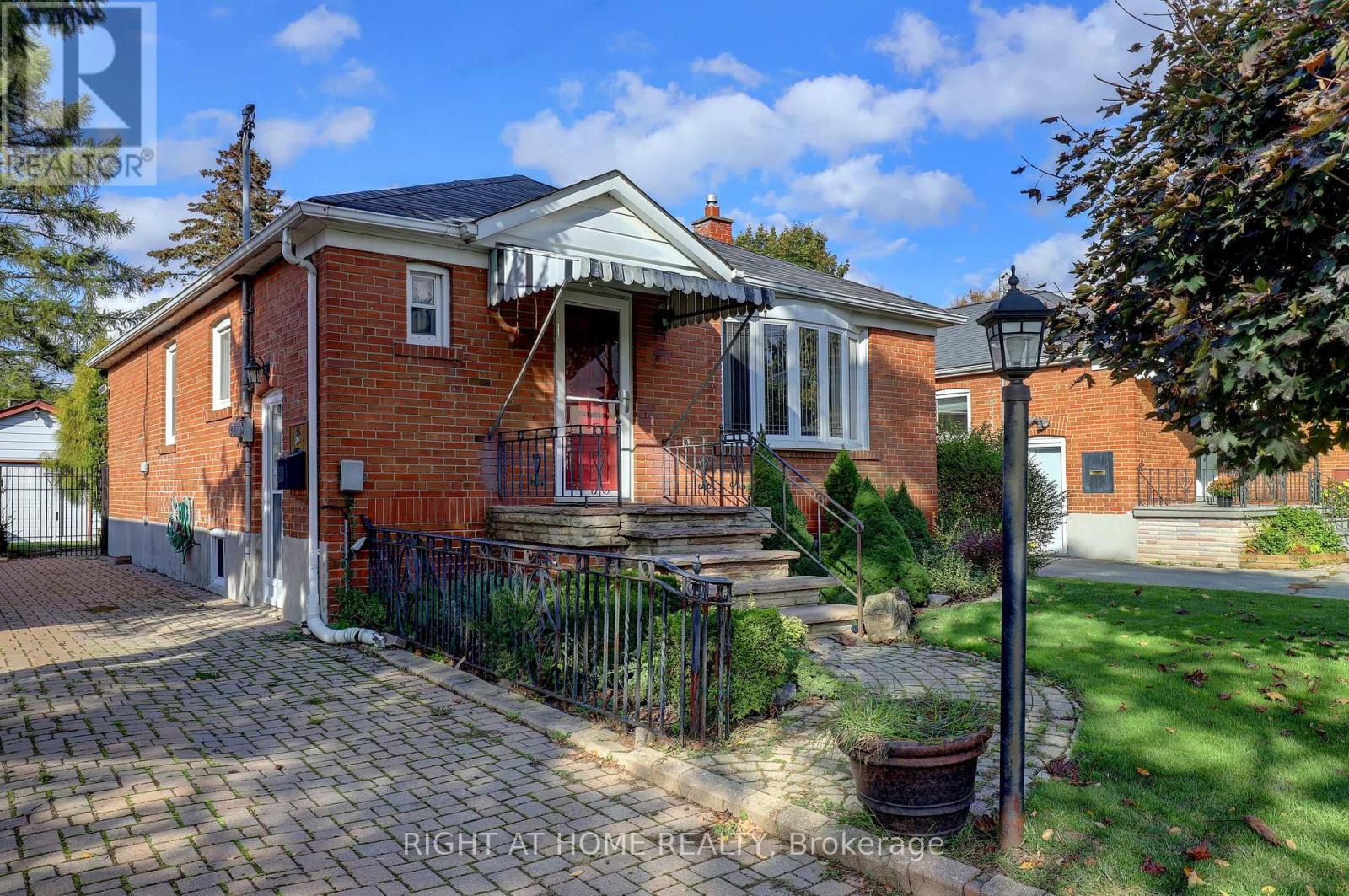 56 Cynthia Road, Toronto (rockcliffe-smythe), Ontario
