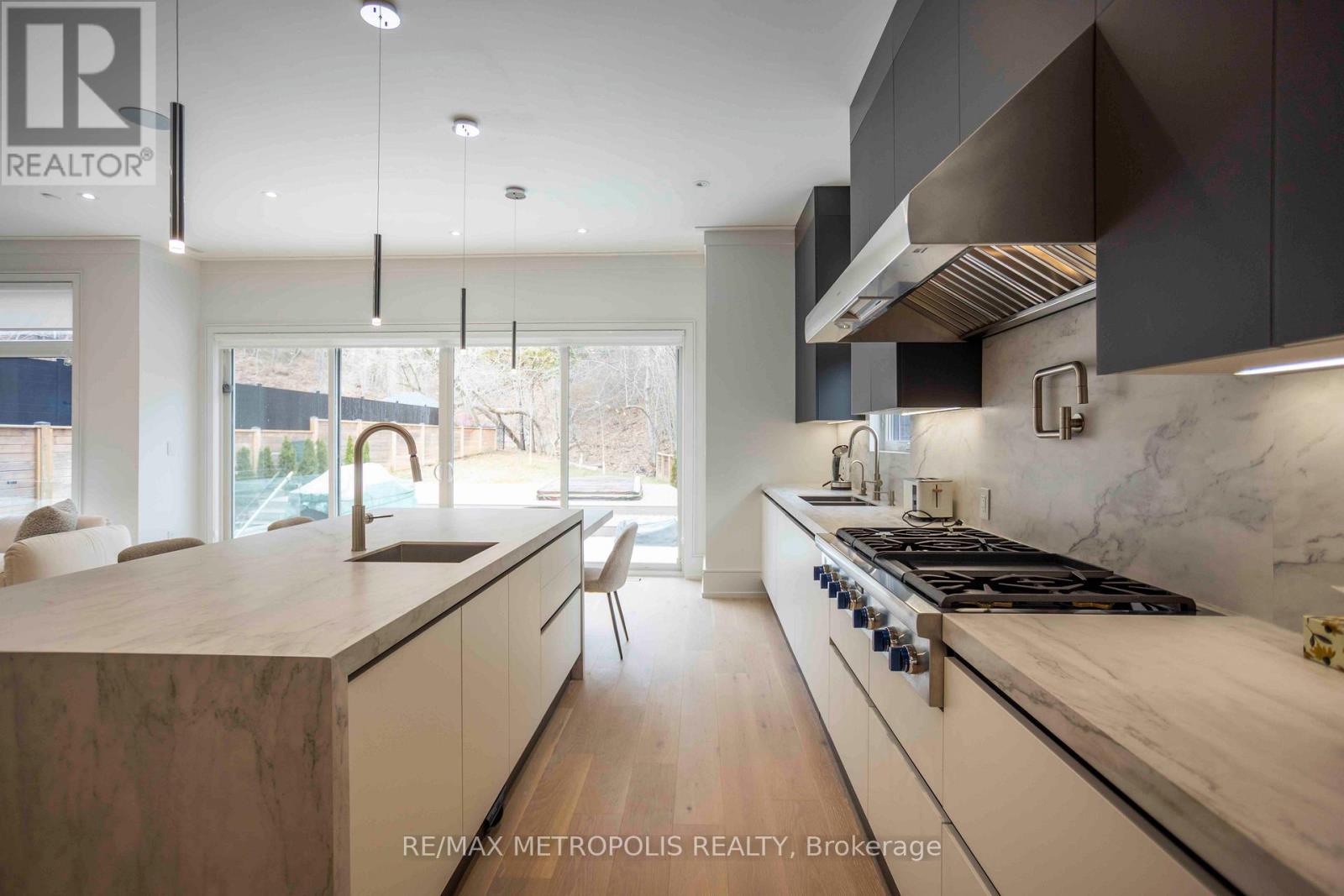 12 Bearwood Drive, Toronto (edenbridge-humber Valley), Ontario