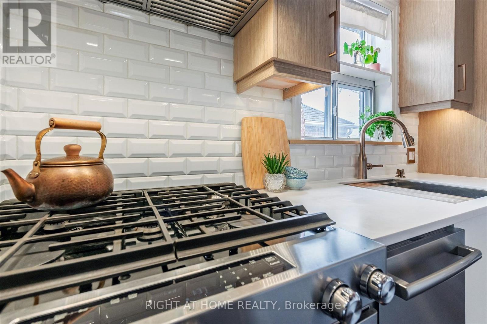 17 Claybrooke Street, Toronto (beechborough-greenbrook), Ontario