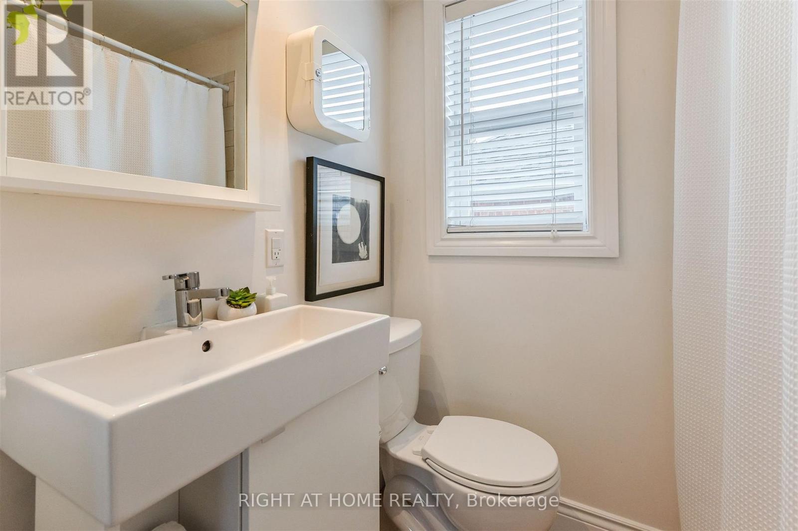 17 Claybrooke Street, Toronto (beechborough-greenbrook), Ontario