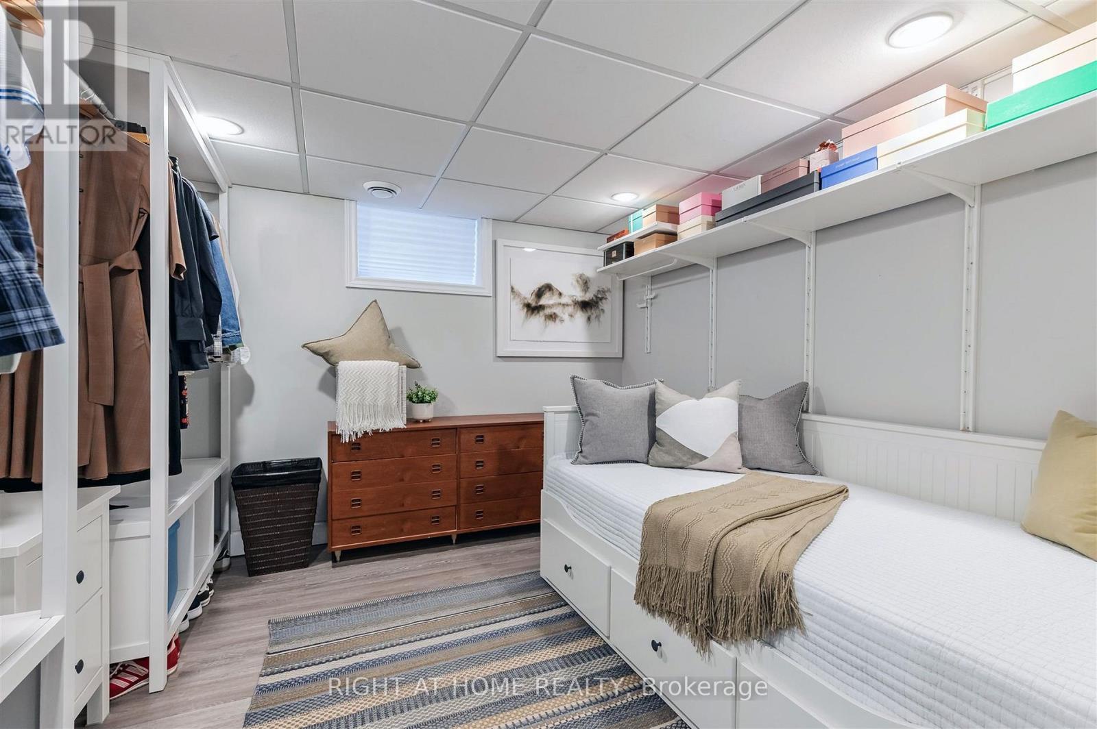 17 Claybrooke Street, Toronto (beechborough-greenbrook), Ontario