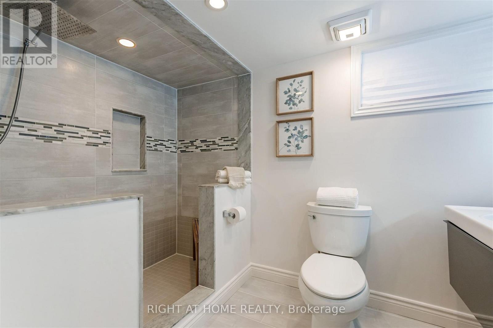 17 Claybrooke Street, Toronto (beechborough-greenbrook), Ontario