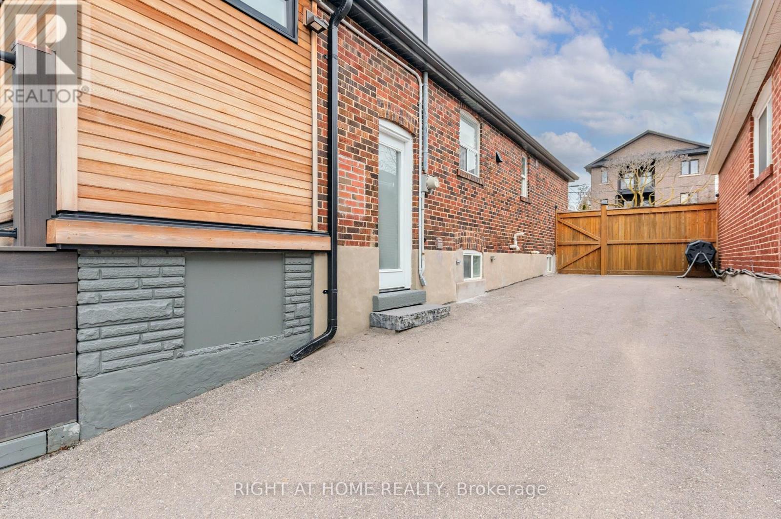 17 Claybrooke Street, Toronto (beechborough-greenbrook), Ontario