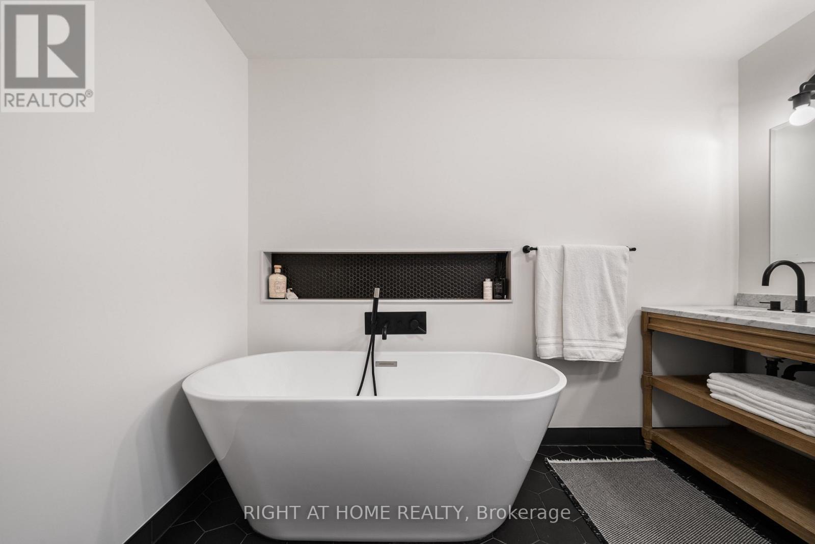 113 Eastbourne Avenue, Toronto (yonge-eglinton), Ontario