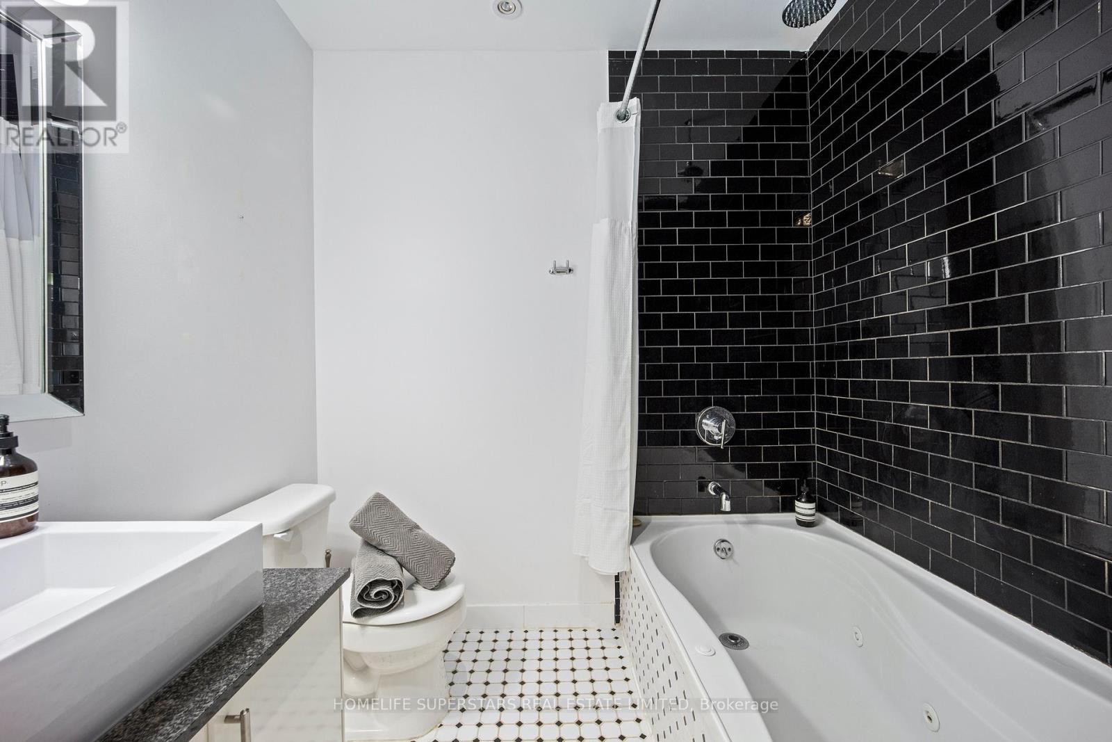 303 - 60 Bathurst Street, Toronto (niagara), Ontario