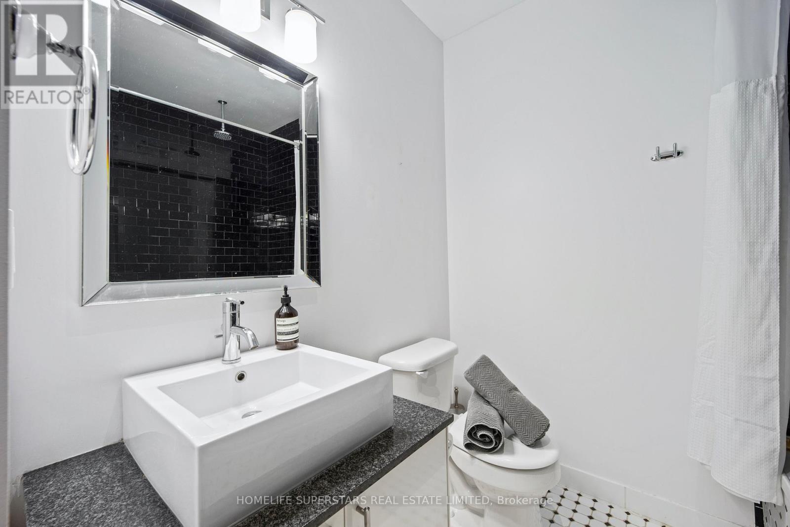 303 - 60 Bathurst Street, Toronto (niagara), Ontario