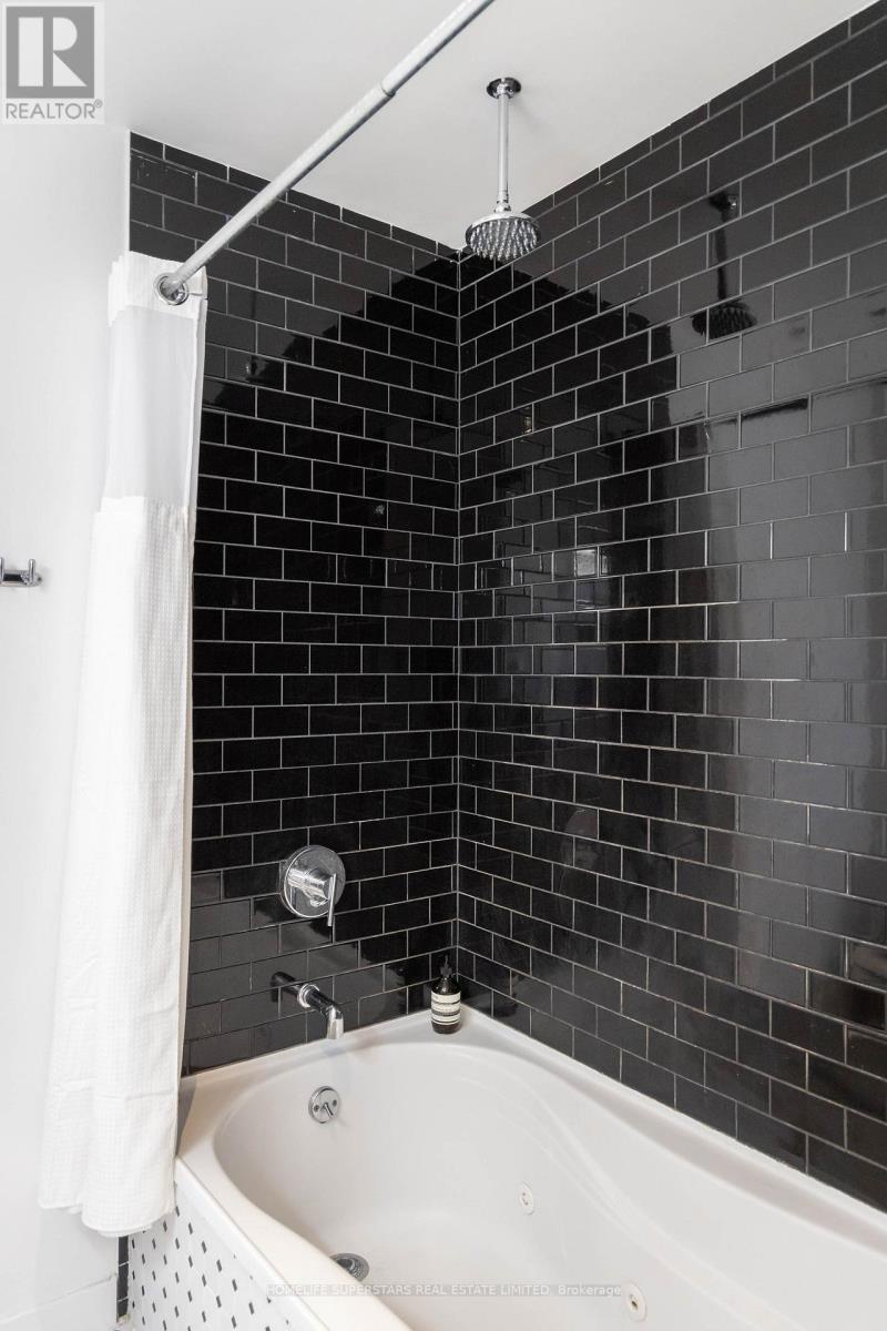 303 - 60 Bathurst Street, Toronto (niagara), Ontario