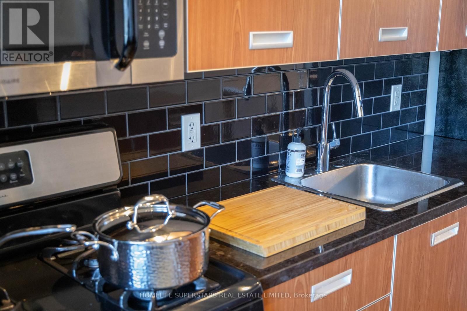 303 - 60 Bathurst Street, Toronto (niagara), Ontario