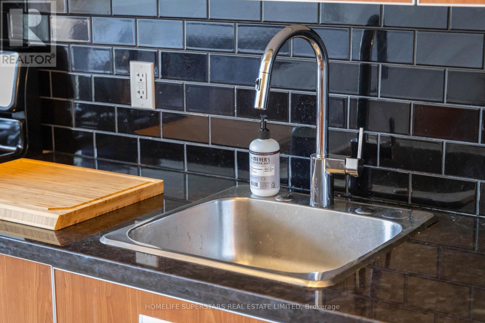 303 - 60 Bathurst Street, Toronto (niagara), Ontario