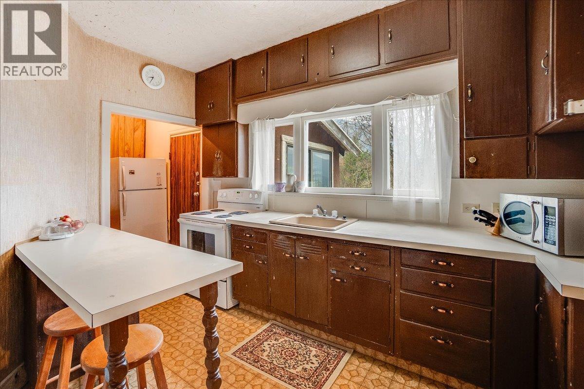 1107 Robertson Avenue, Nelson, British Columbia