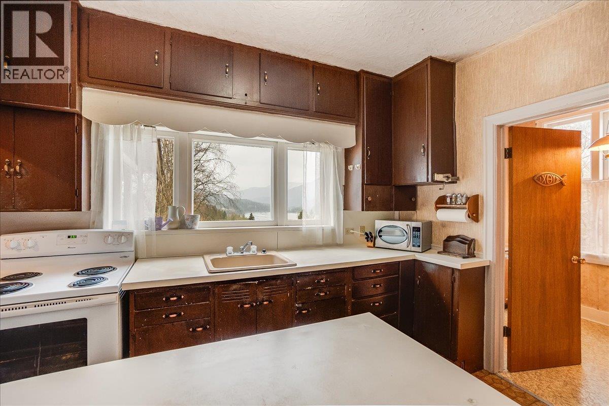 1107 Robertson Avenue, Nelson, British Columbia