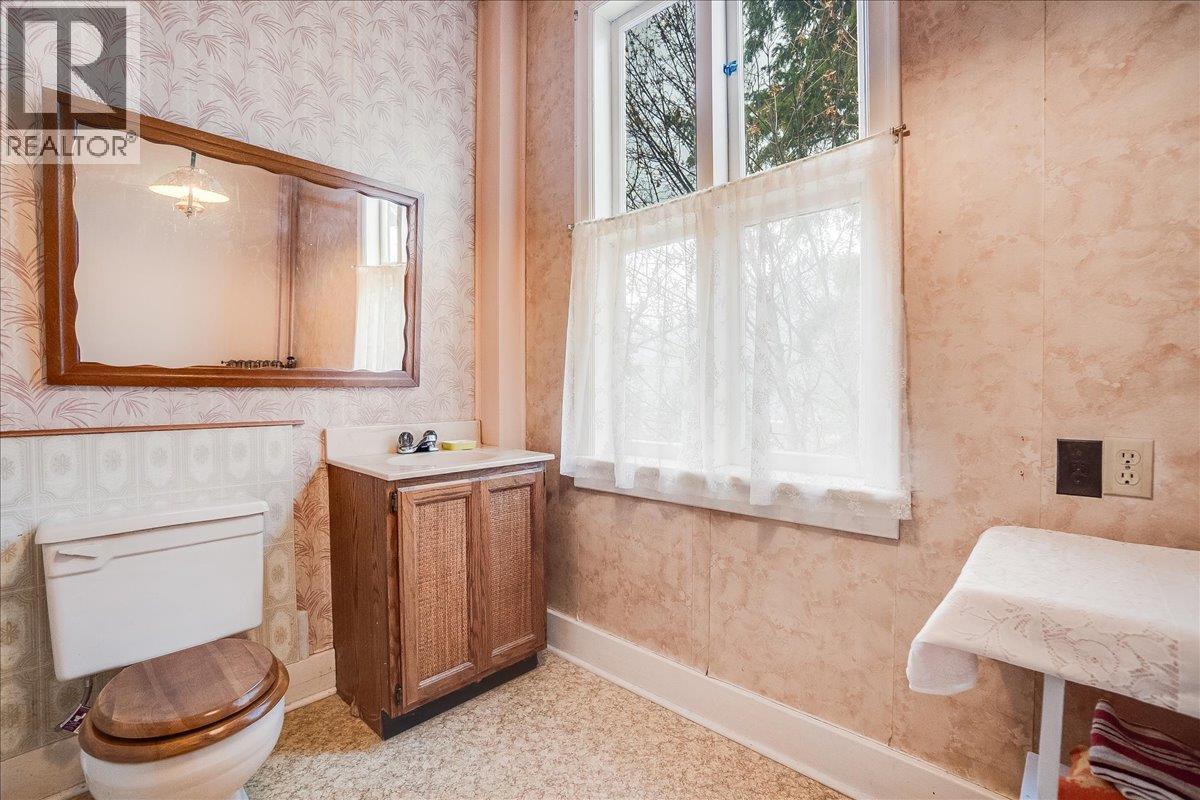 1107 Robertson Avenue, Nelson, British Columbia