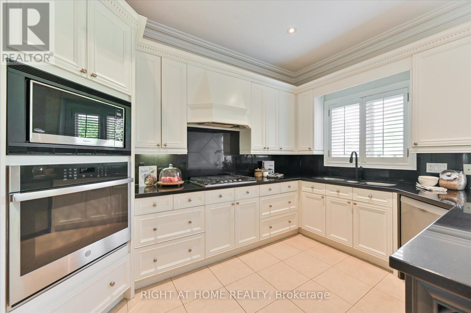 154 Charlton Boulevard, Toronto (newtonbrook West), Ontario