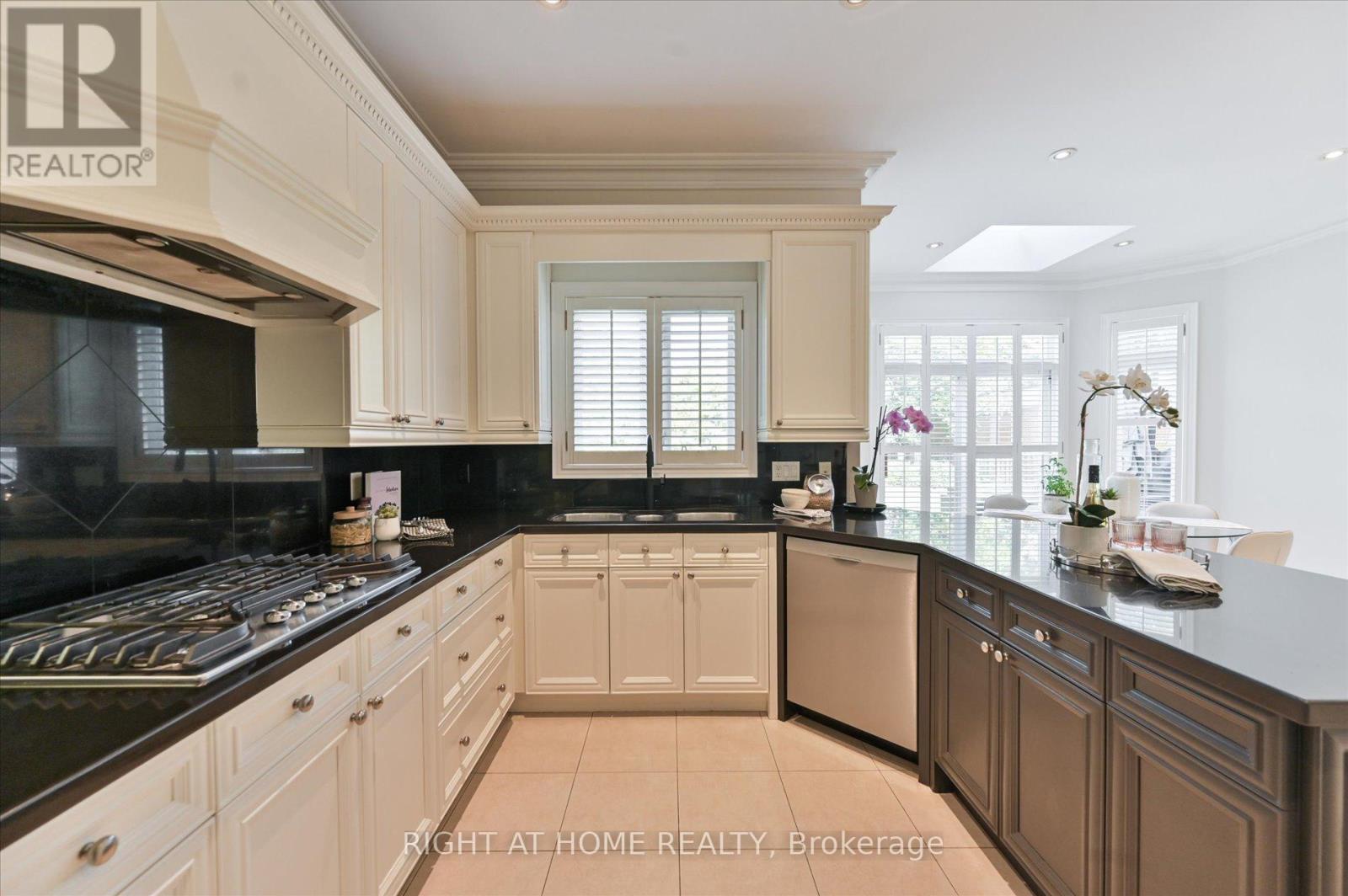 154 Charlton Boulevard, Toronto (newtonbrook West), Ontario