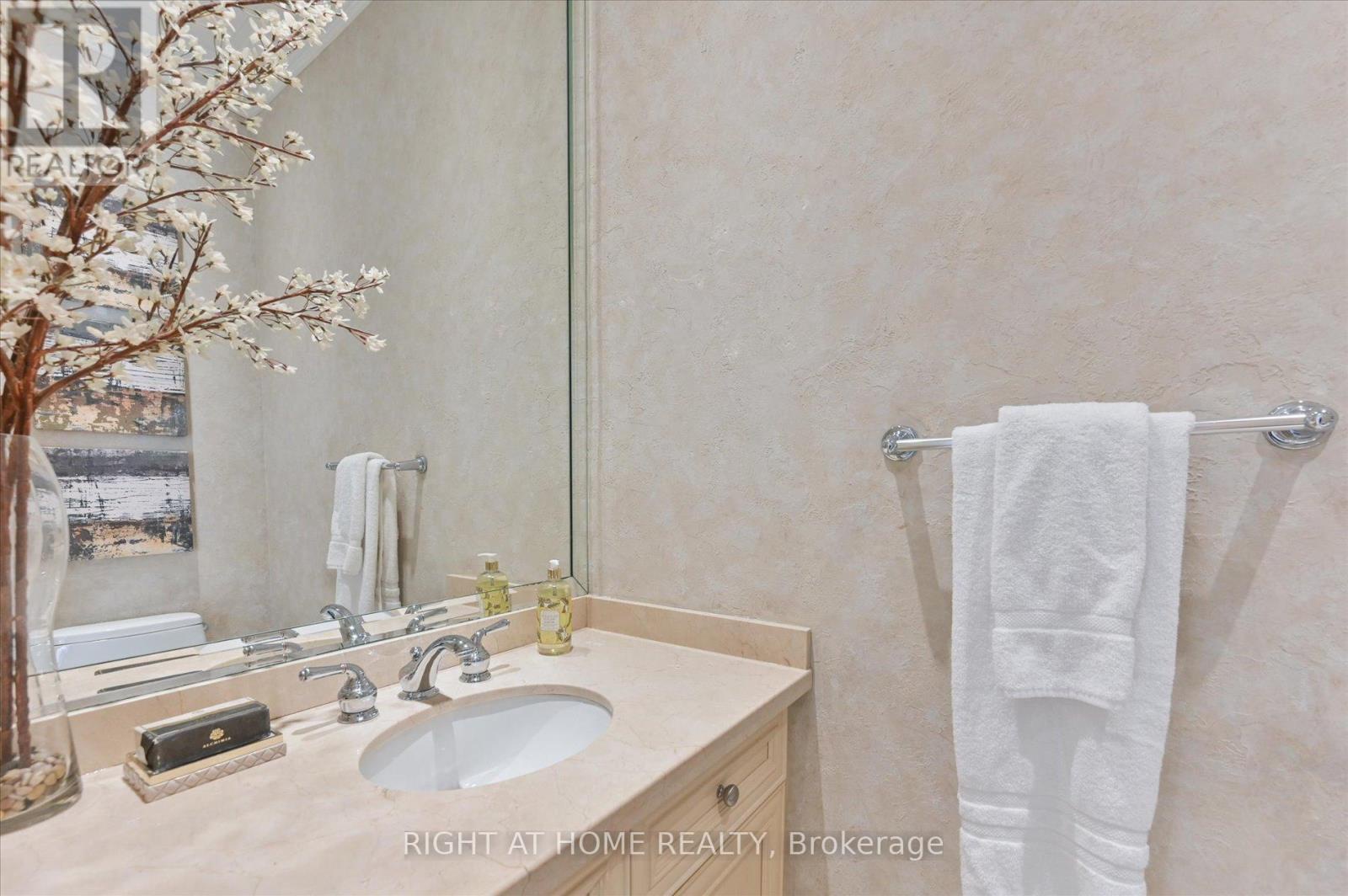 154 Charlton Boulevard, Toronto (newtonbrook West), Ontario