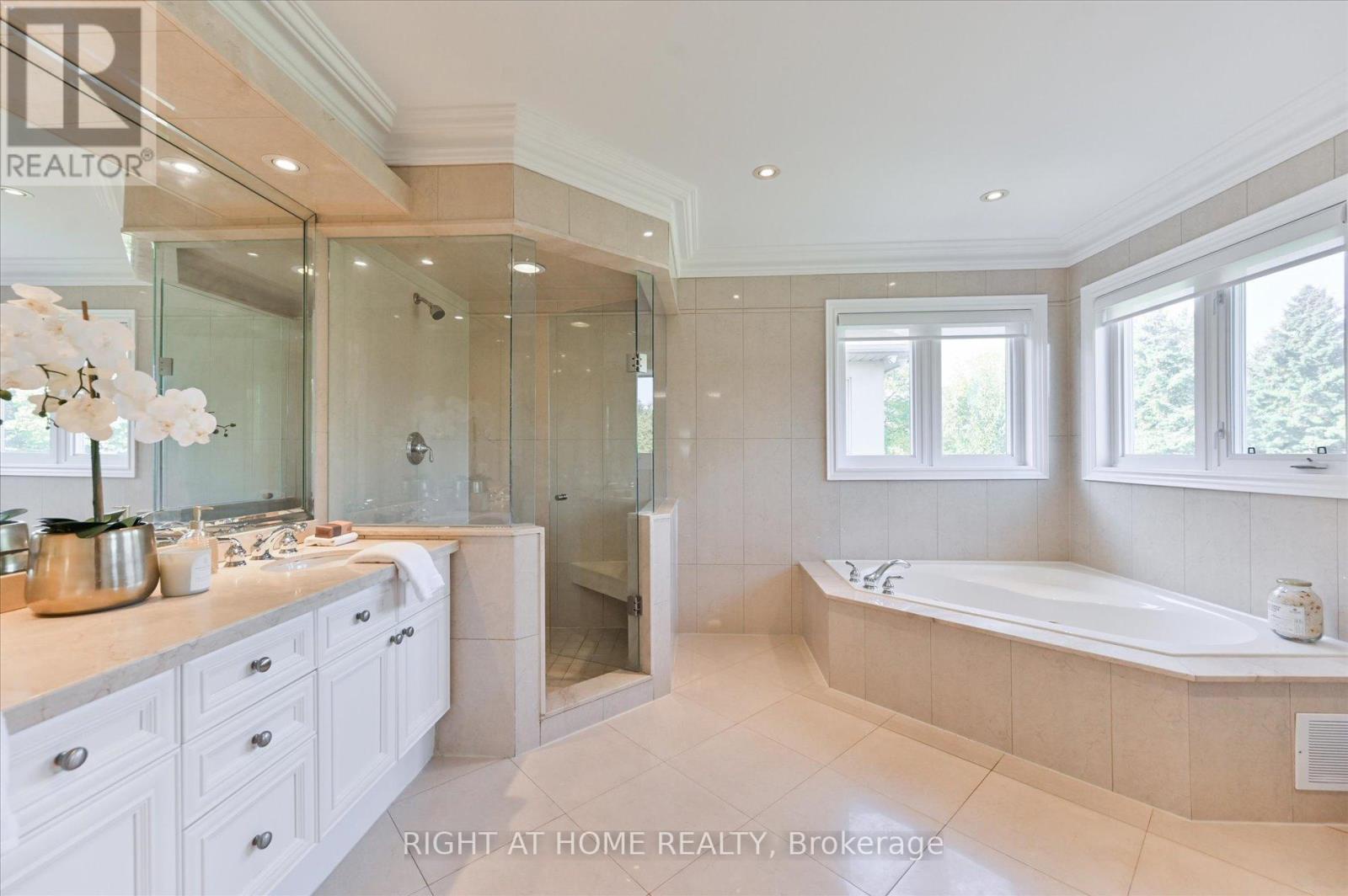 154 Charlton Boulevard, Toronto (newtonbrook West), Ontario