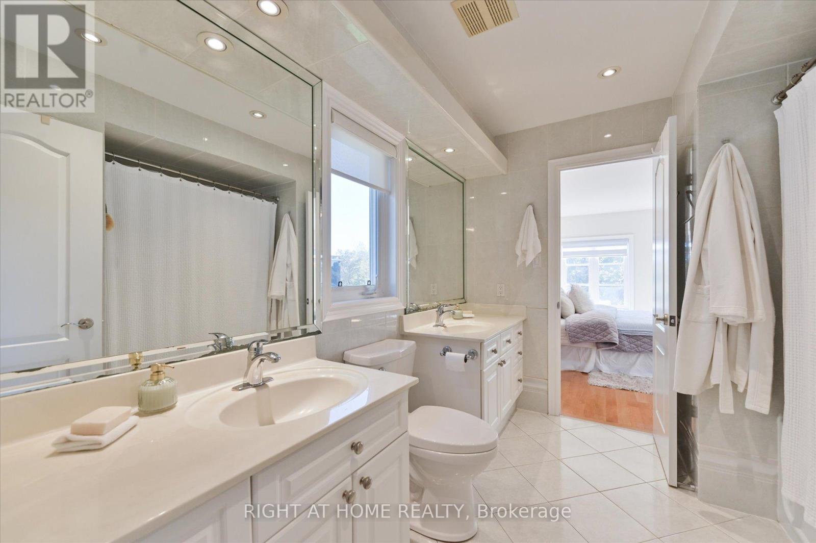 154 Charlton Boulevard, Toronto (newtonbrook West), Ontario