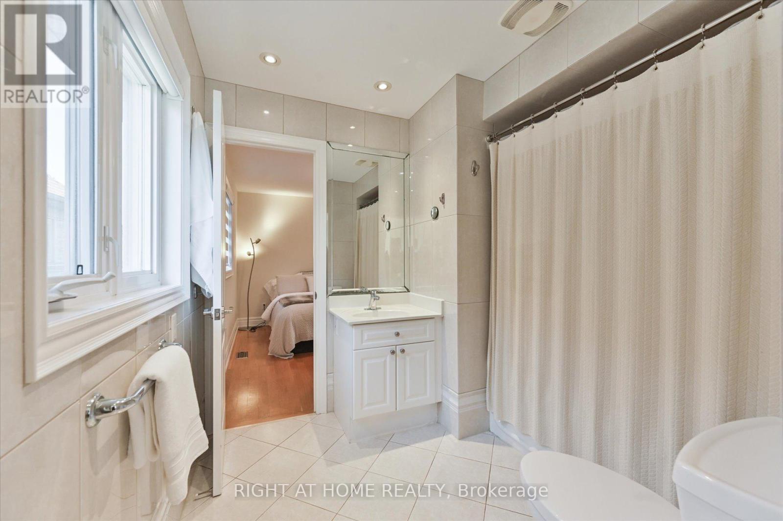 154 Charlton Boulevard, Toronto (newtonbrook West), Ontario